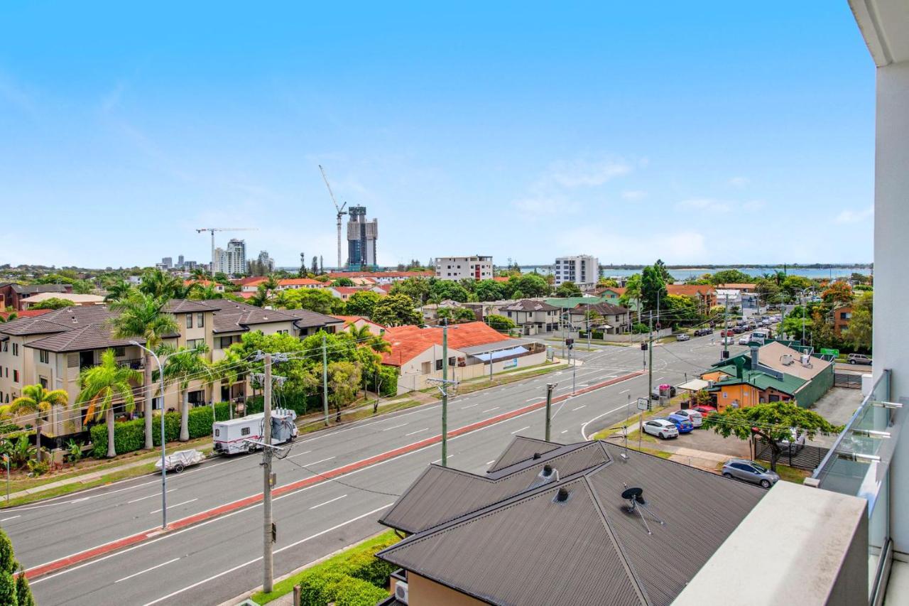 Modern Contemporary Southport Apartment - Coasthm Gold Coast Buitenkant foto