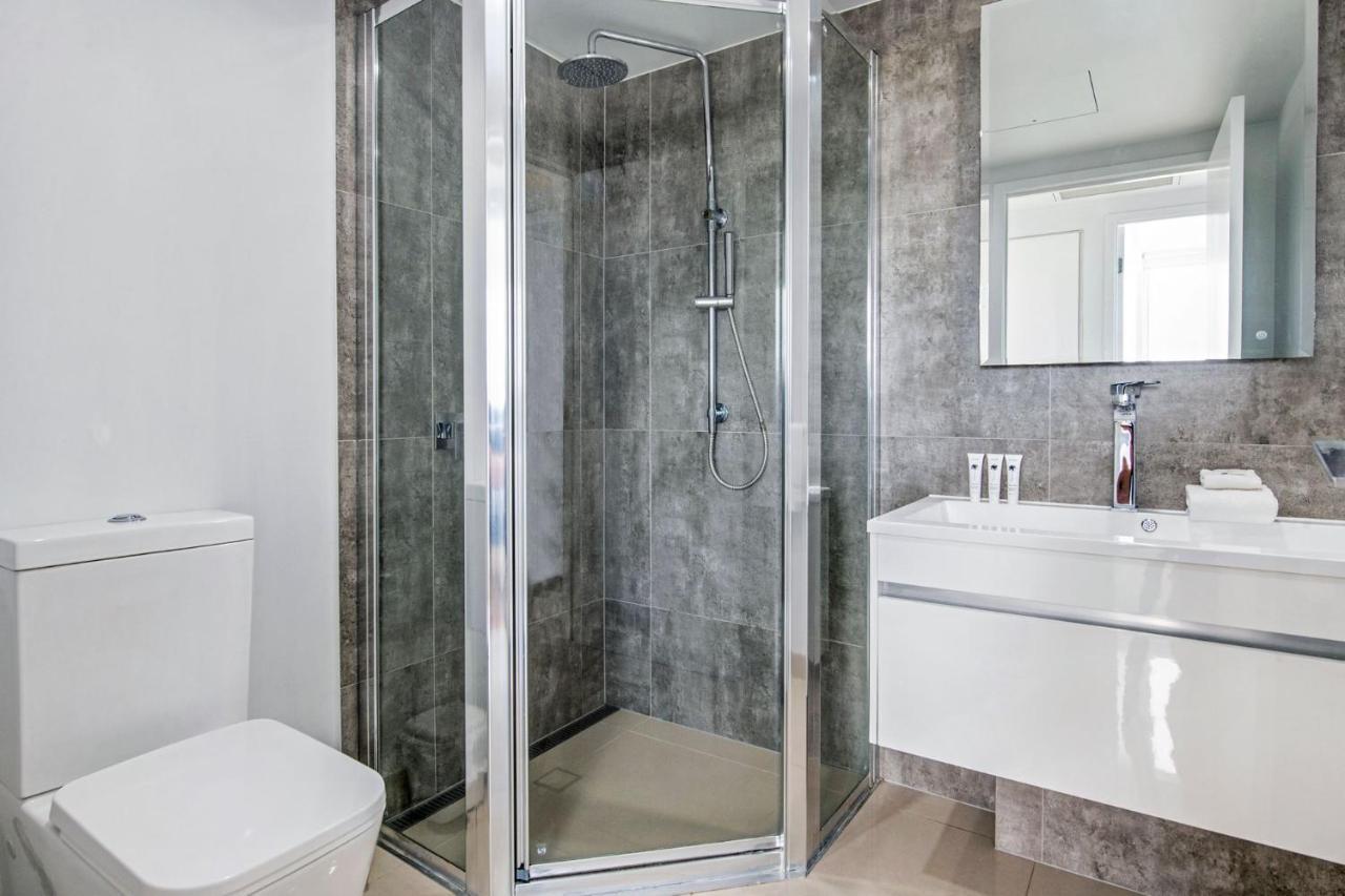 Modern Contemporary Southport Apartment - Coasthm Gold Coast Buitenkant foto